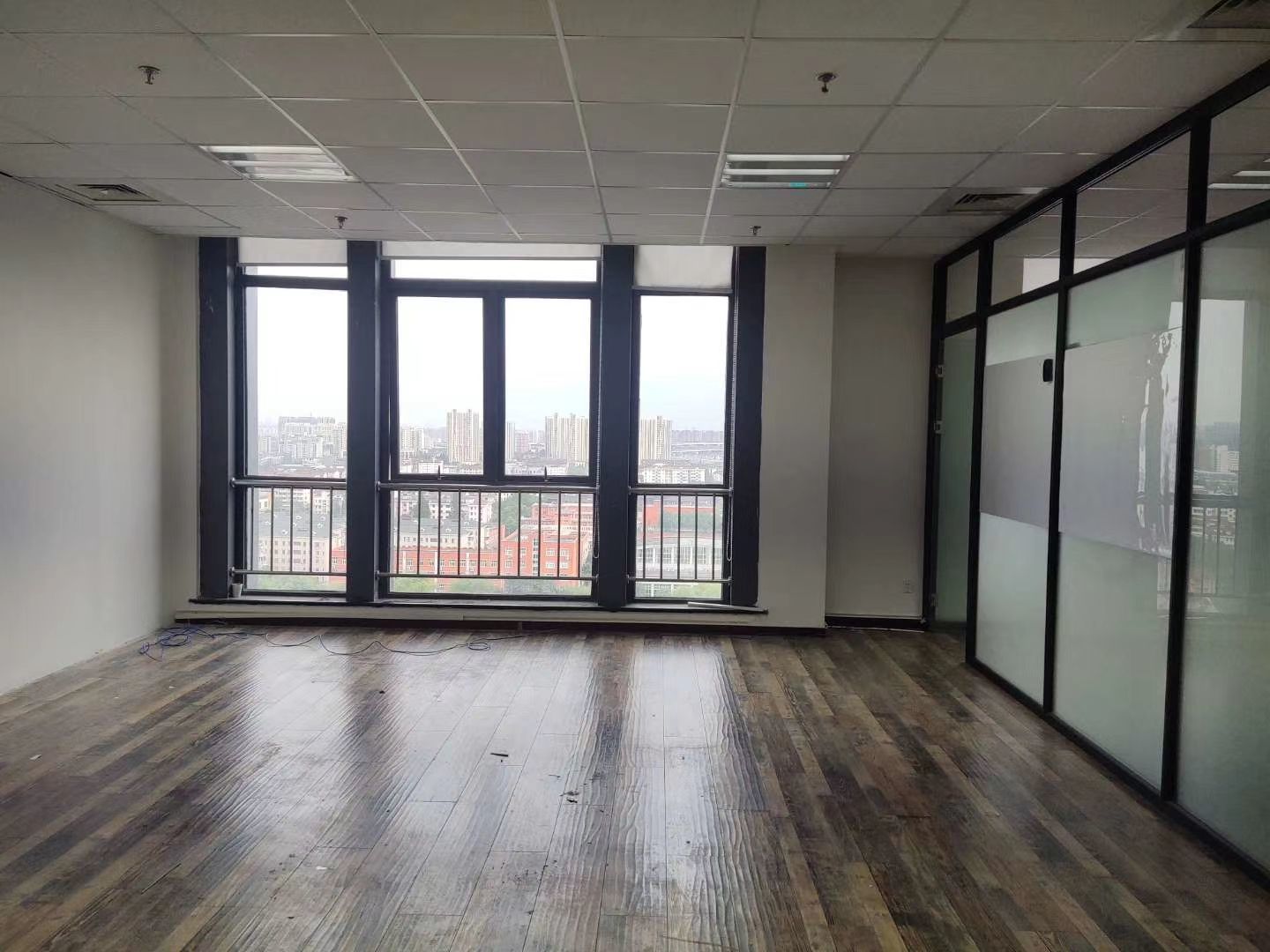 环球大厦100平米办公室出租-租金价格2.03元/m²/天