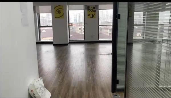 虹桥荣广大厦215平米办公室出租-租金价格4.56元/m²/天