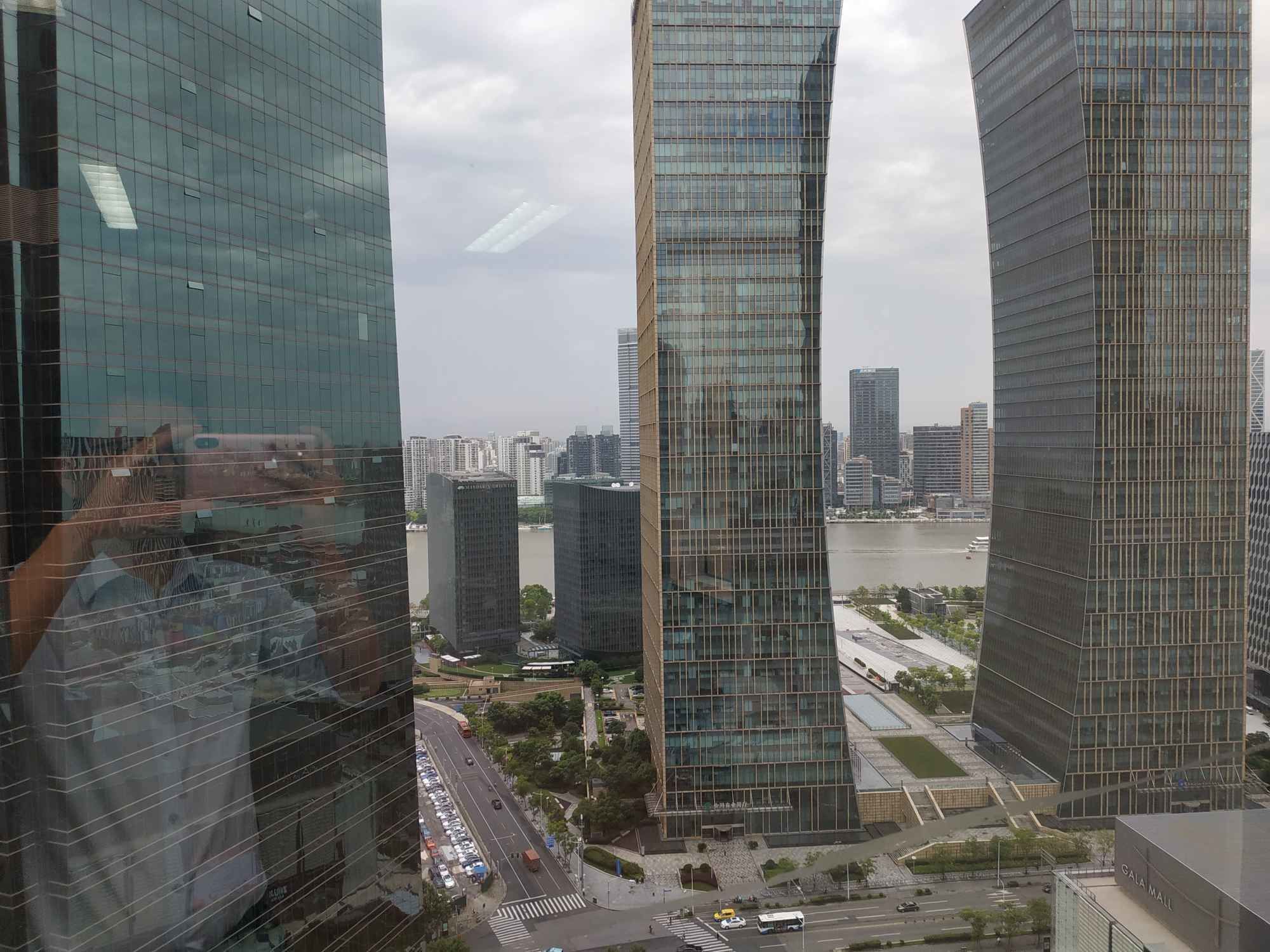 华夏银行大厦陆家嘴面积183.33平米正对电梯口精装修带家具