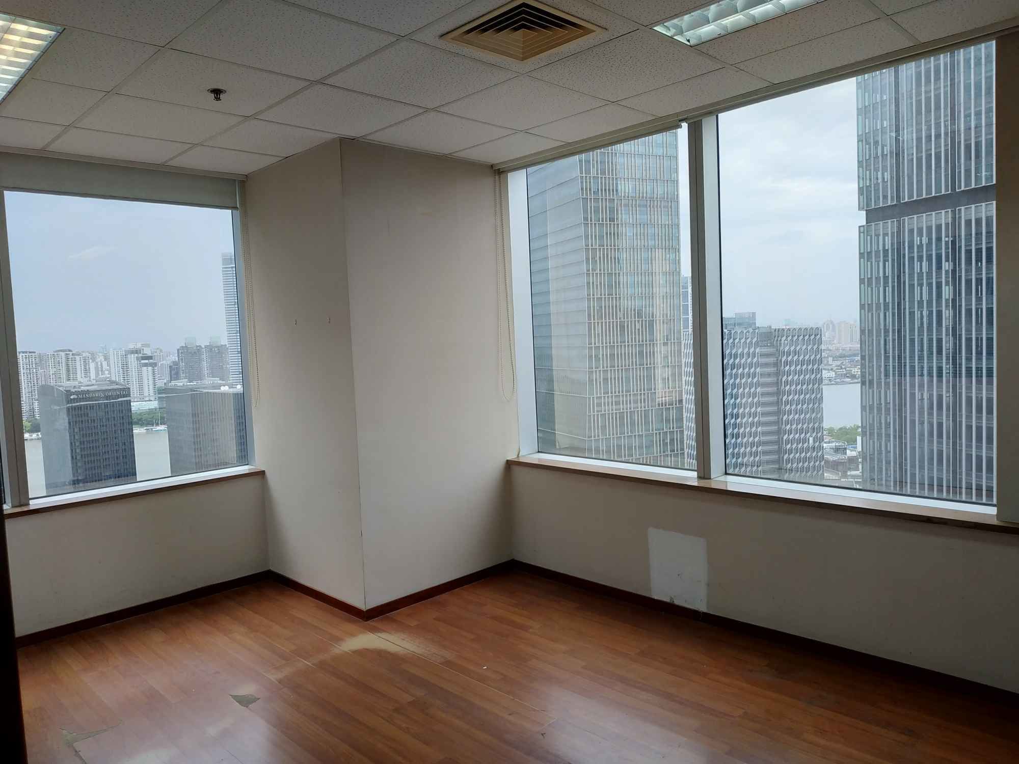 华夏银行大厦陆家嘴面积183.33平米正对电梯口精装修带家具