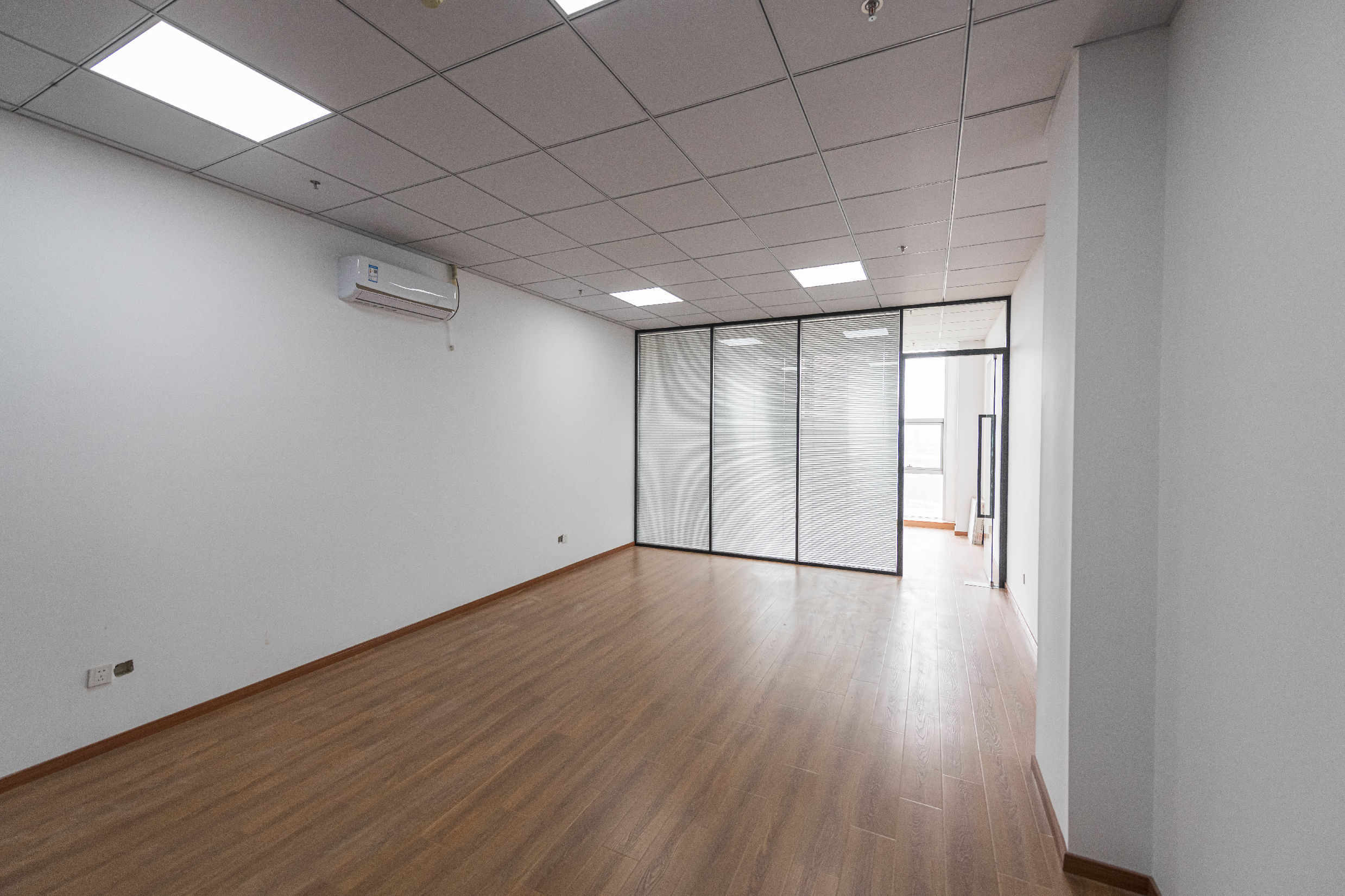 自贸中心84平米办公室出租-租金价格2.03元/m²/天