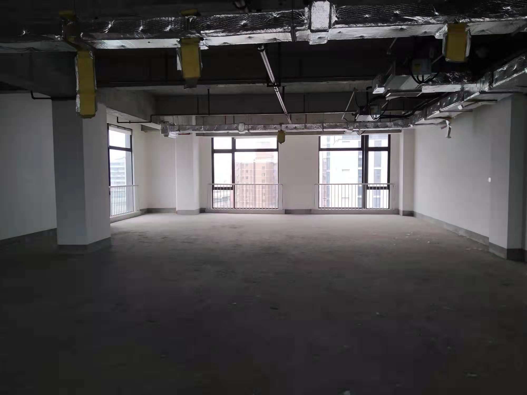 H671商务楼LOFT，两层层高均为3.3米，带办公家具，独立进出