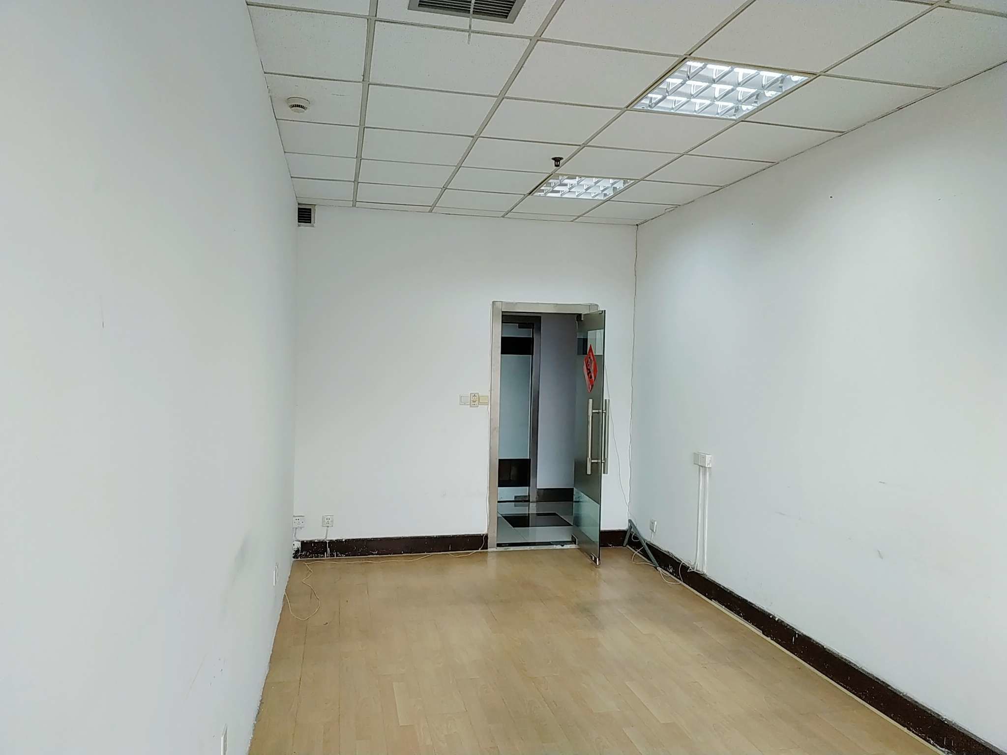 东方明珠涉外商务楼31平米办公室出租-租金价格3.82元/m²/天