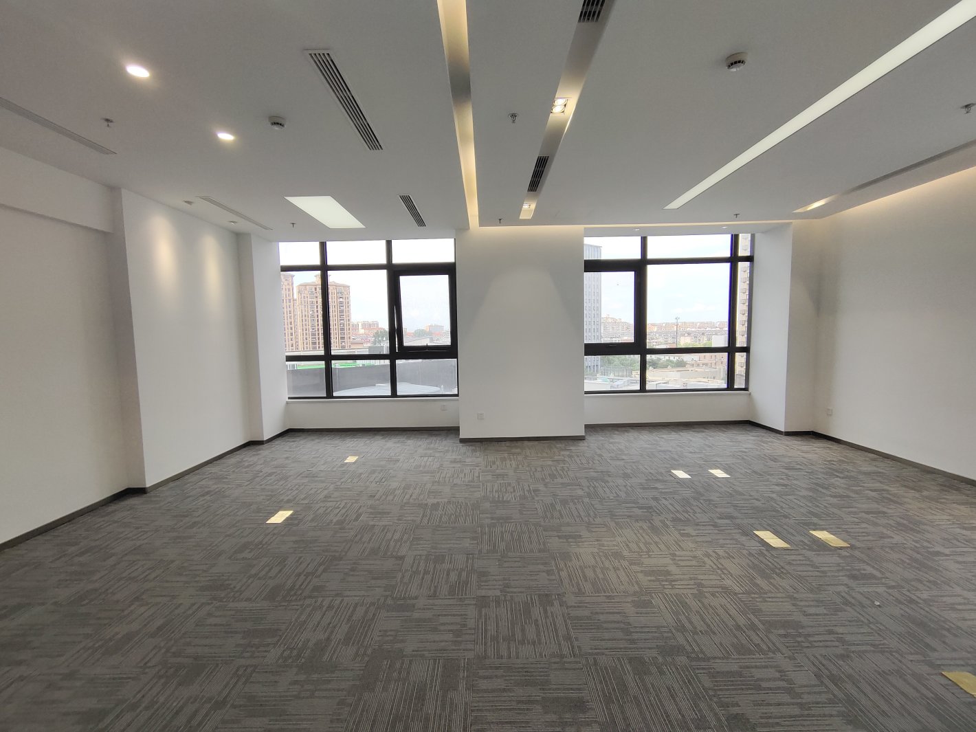 信业未来中心48平米办公室出租-租金价格2.33元/m²/天