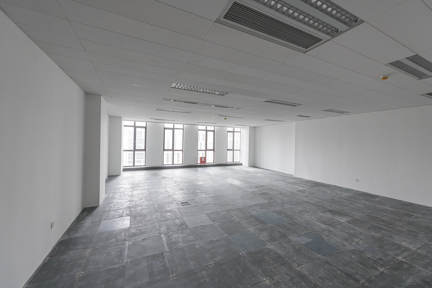 绿地北外滩中心135平米办公室出租-租金价格5.27元/m²/天