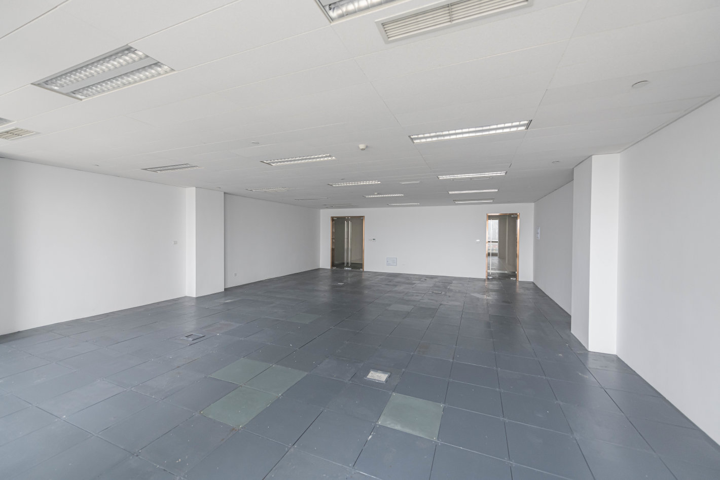 绿地北外滩中心152平米办公室出租-租金价格5.50元/m²/天