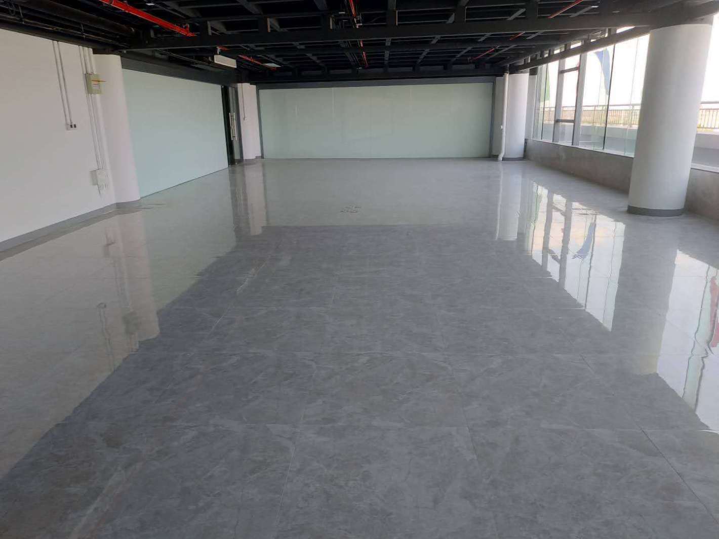 熊猫豪车汇广场（上海市西软件园）223平米办公室出租-租金价格2.33元/m²/天