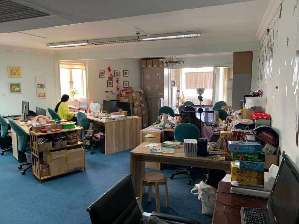 新世纪广场带办公家具有功能分区通风性好视线