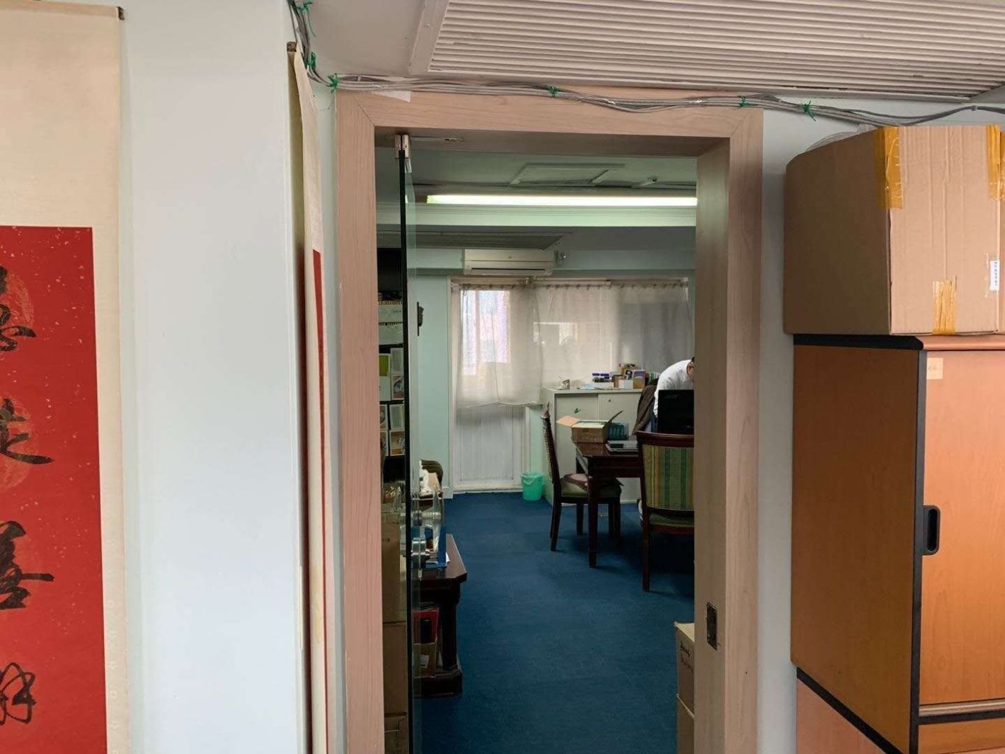 新世纪广场带办公家具有功能分区通风性好视线