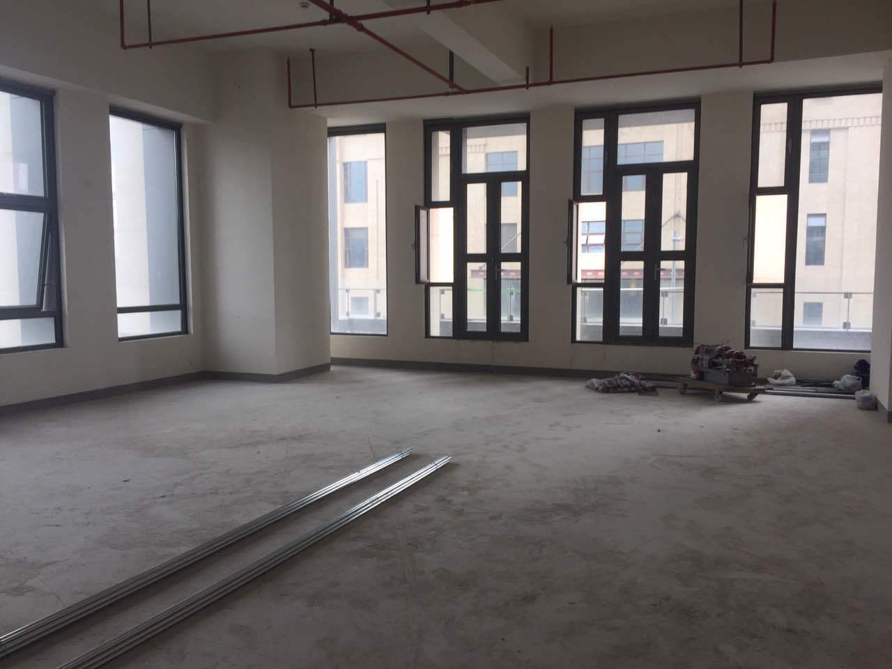 新江湾城大厦（绿地双创中心）杨浦 新江湾城大厦（绿地双创中心） 153平米 毛坯