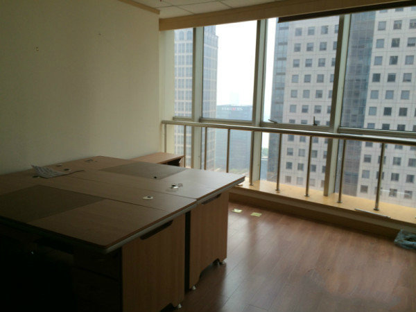 港陆广场港陆广场　人民广场建筑　房型方正　落地窗随时看