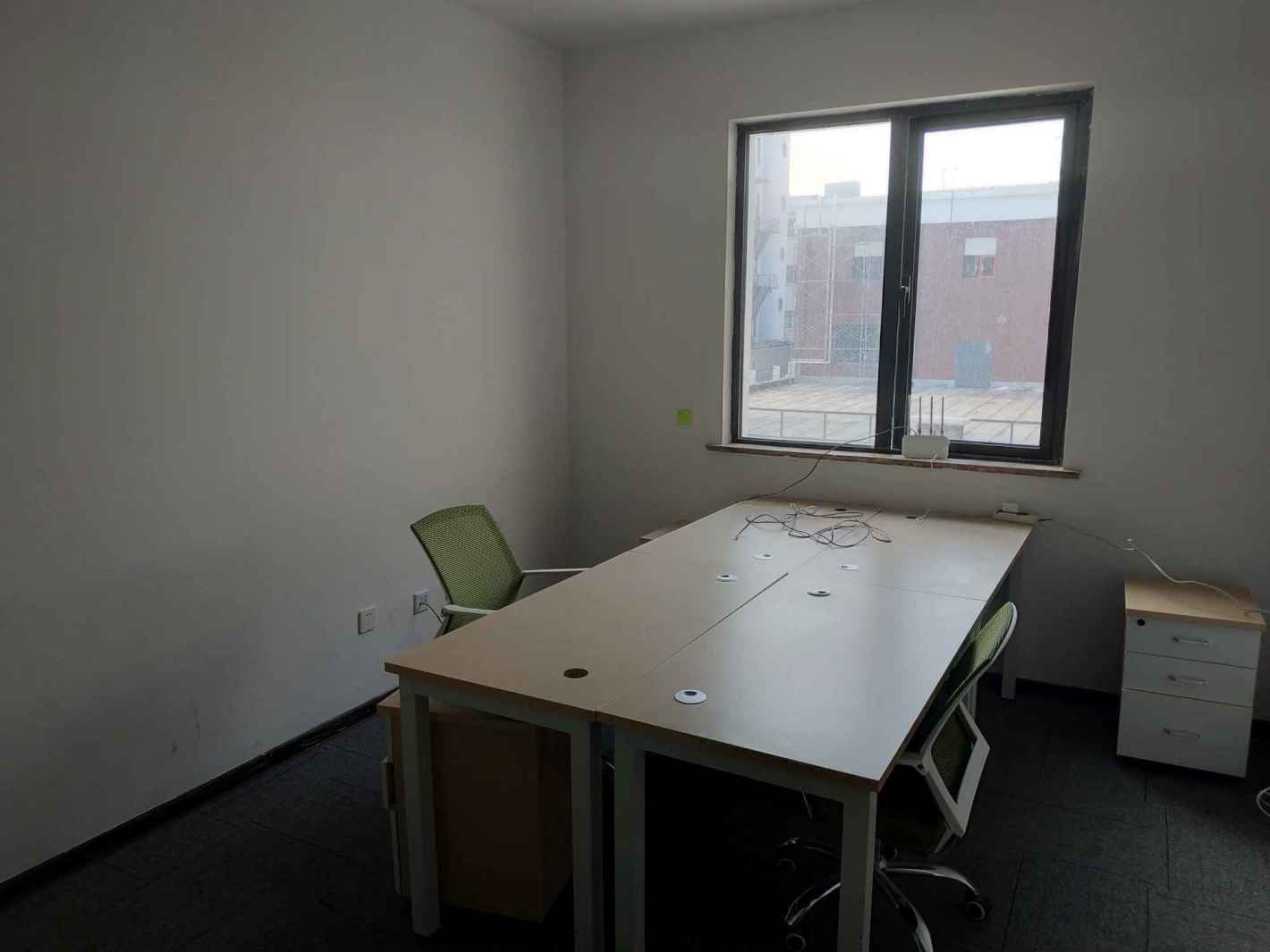 共新办公楼23平米办公室出租-租金价格3.50元/m&sup2;/天