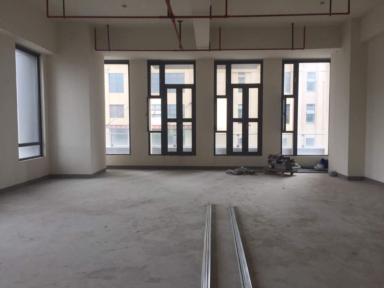 新江湾城大厦（绿地双创中心）杨浦 新江湾城大厦（绿地双创中心） 153平米 毛坯