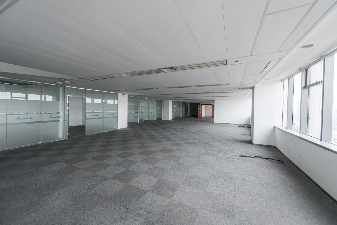 新漕河泾国际商务中心909平米办公室出租-租金价格4.00元/m²/天