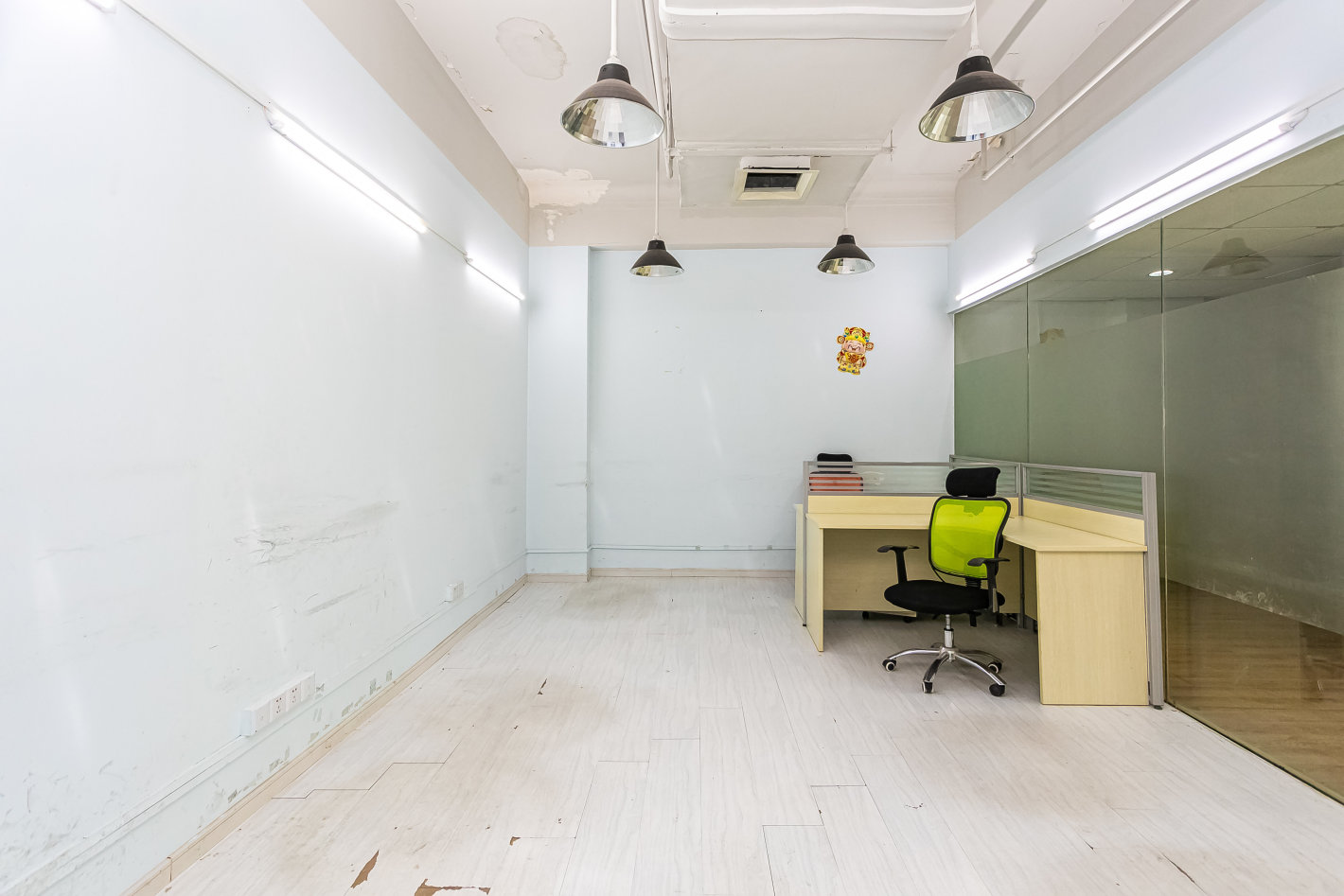 澳门路，中华1912，44.71平带办公桌椅，近地铁，看房随时