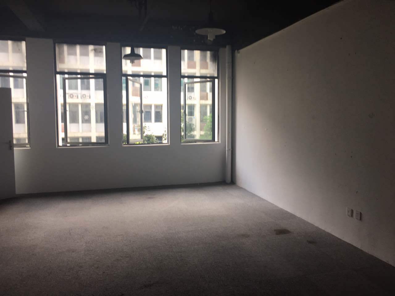 长江软件园长江软件园　装修带隔断　价格便宜　地铁近　得房率高