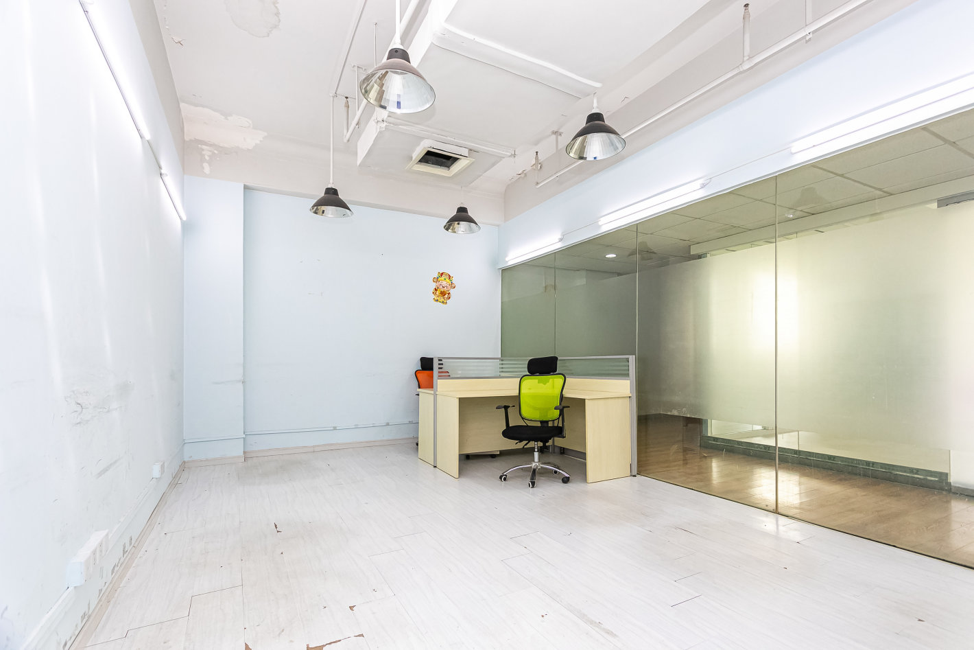 中华1912文化创意产业院澳门路，中华1912，44.71平带办公桌椅，近地铁，看房随时