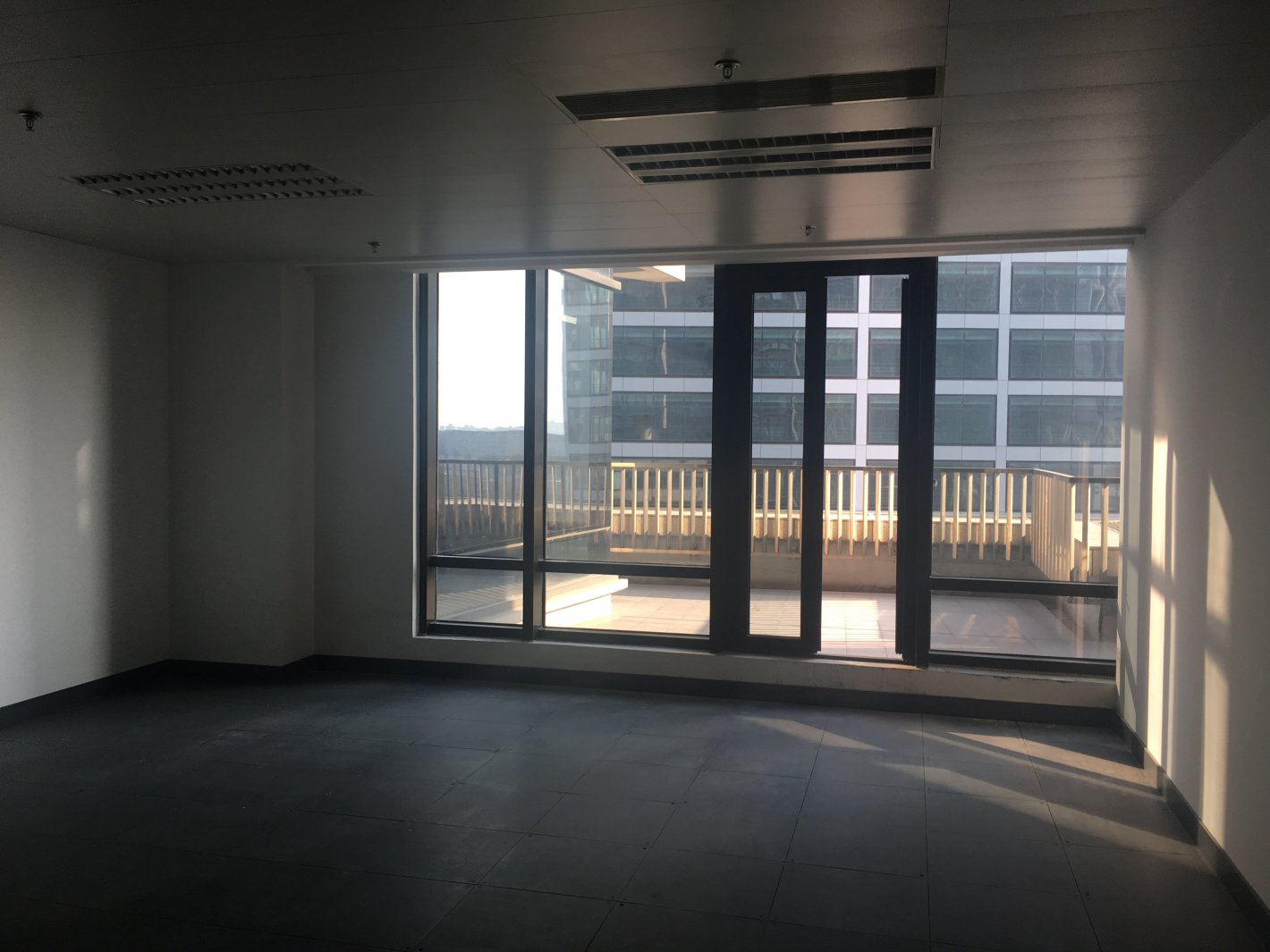 绿地汇中心608平米办公室出租-租金价格3.80元/m²/天