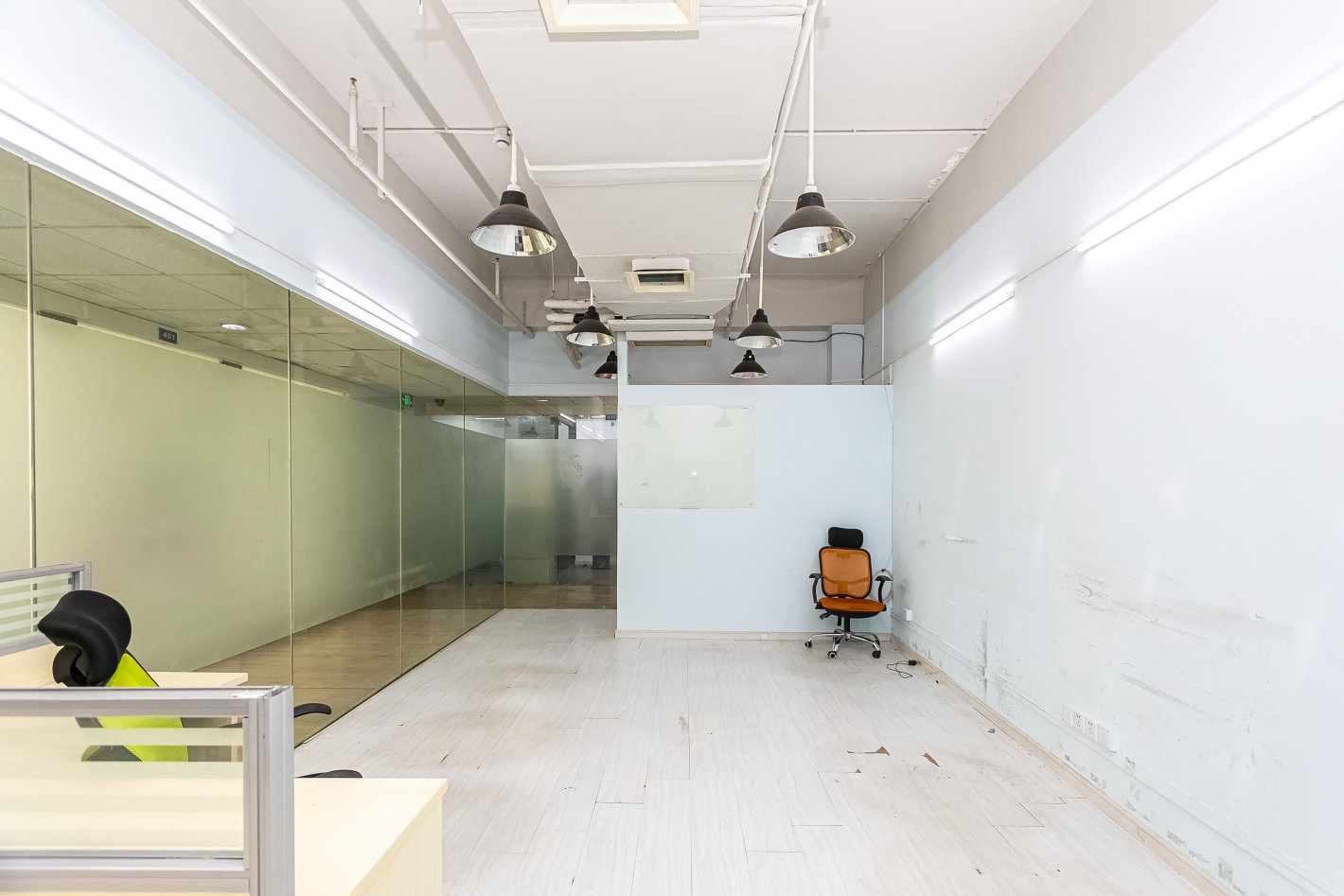 中华1912文化创意产业院澳门路，中华1912，44.71平带办公桌椅，近地铁，看房随时