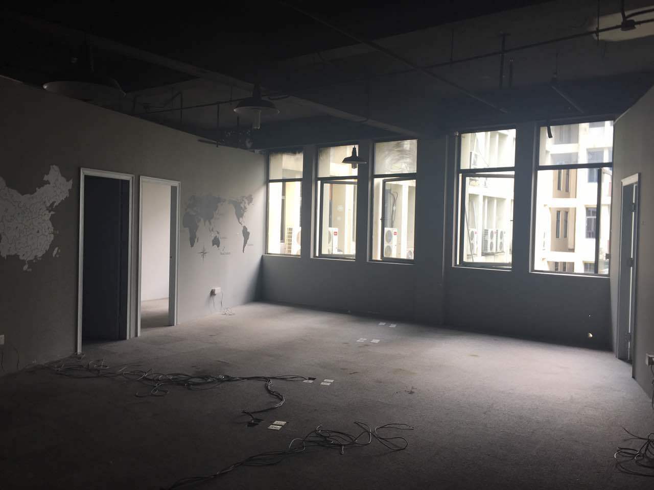 长江软件园长江软件园　装修带隔断　价格便宜　地铁近　得房率高