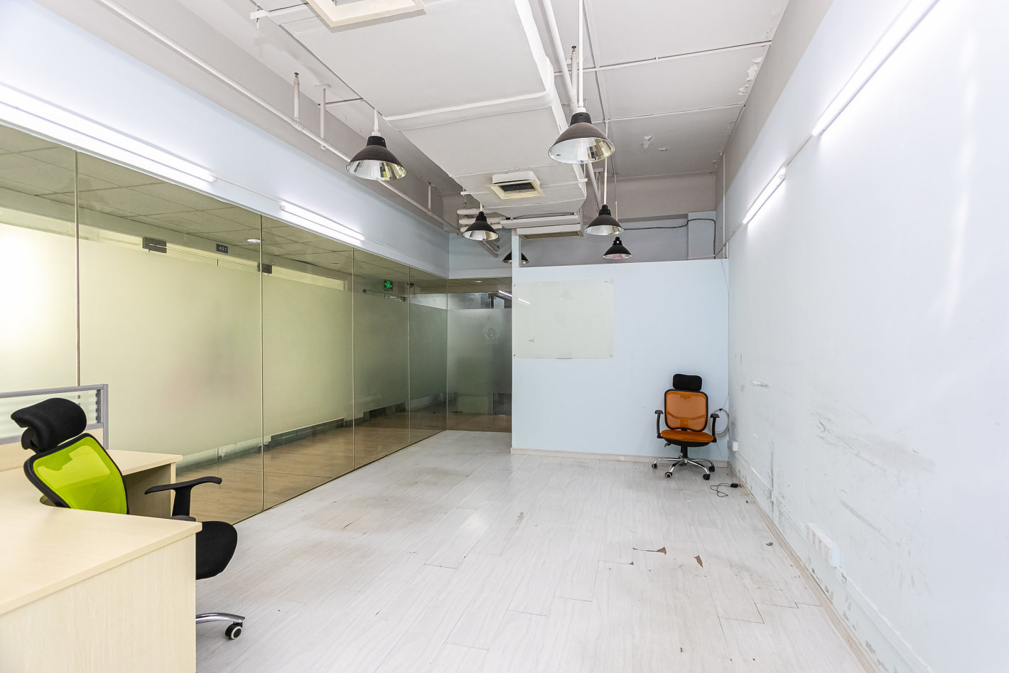 中华1912文化创意产业院澳门路，中华1912，44.71平带办公桌椅，近地铁，看房随时