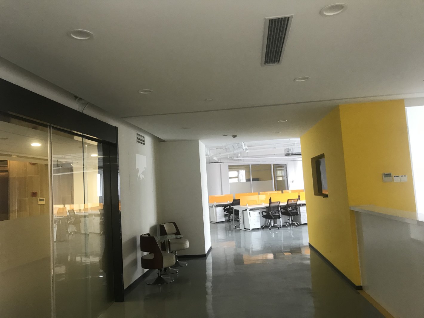 中港汇普陀地铁口，精装修，正对电梯　双面采光