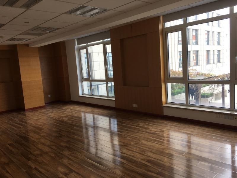 金汇四季广场金汇四季广场，近10号线龙柏新村地铁站，精装修有隔断