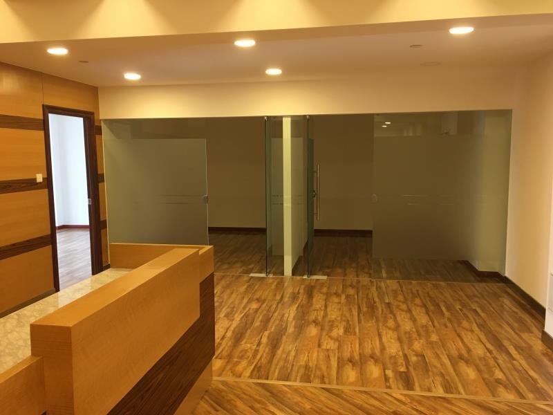 金汇四季广场金汇四季广场，近10号线龙柏新村地铁站，精装修有隔断