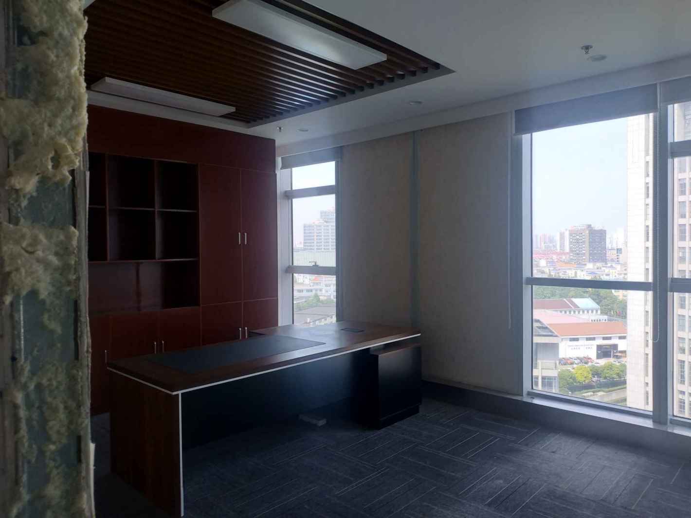 近铁城市广场地铁口、211平精装修招租、看房随时，预租从速！