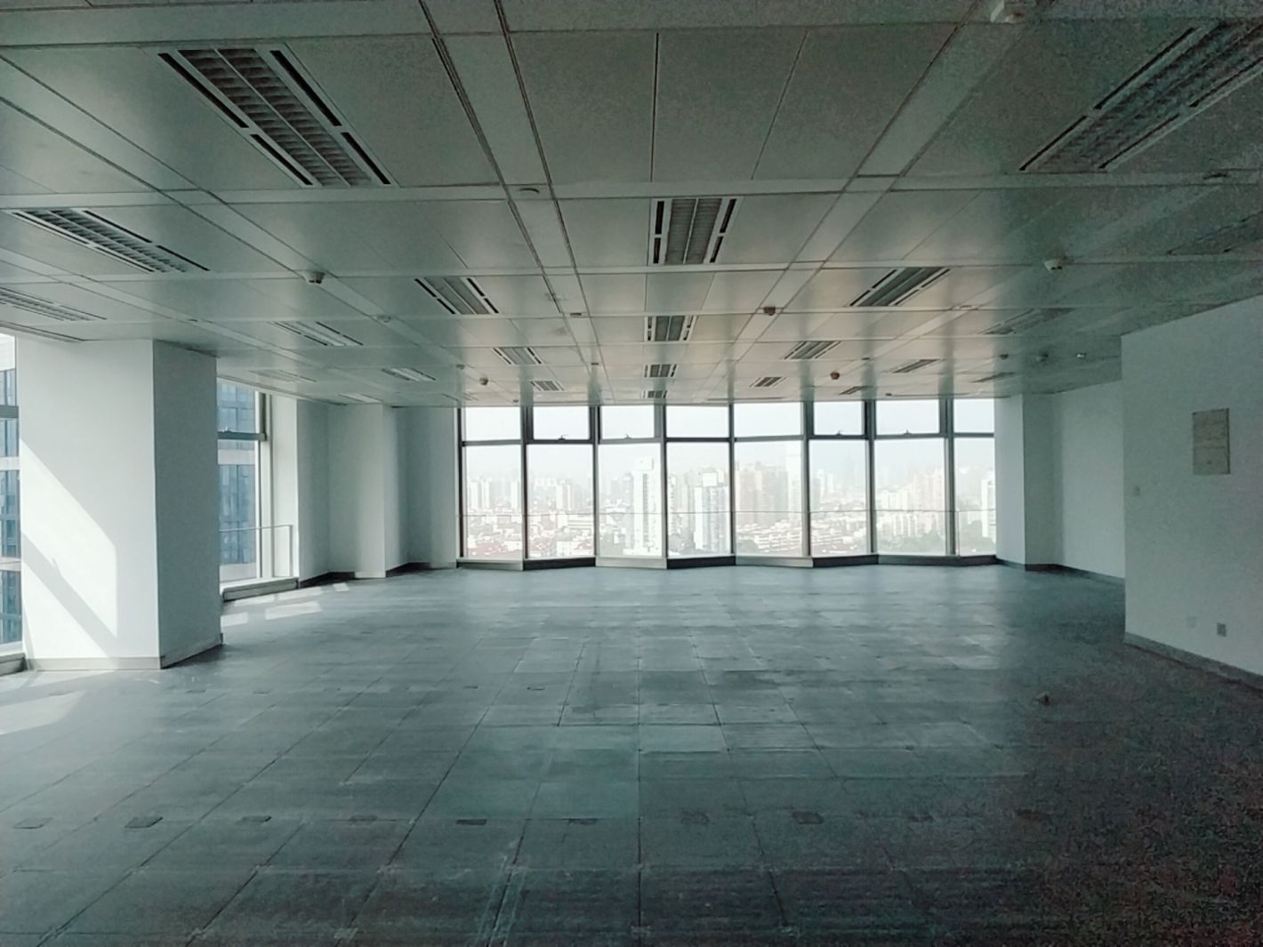 品尊国际中心339平米办公室出租-租金价格7.10元/m²/天