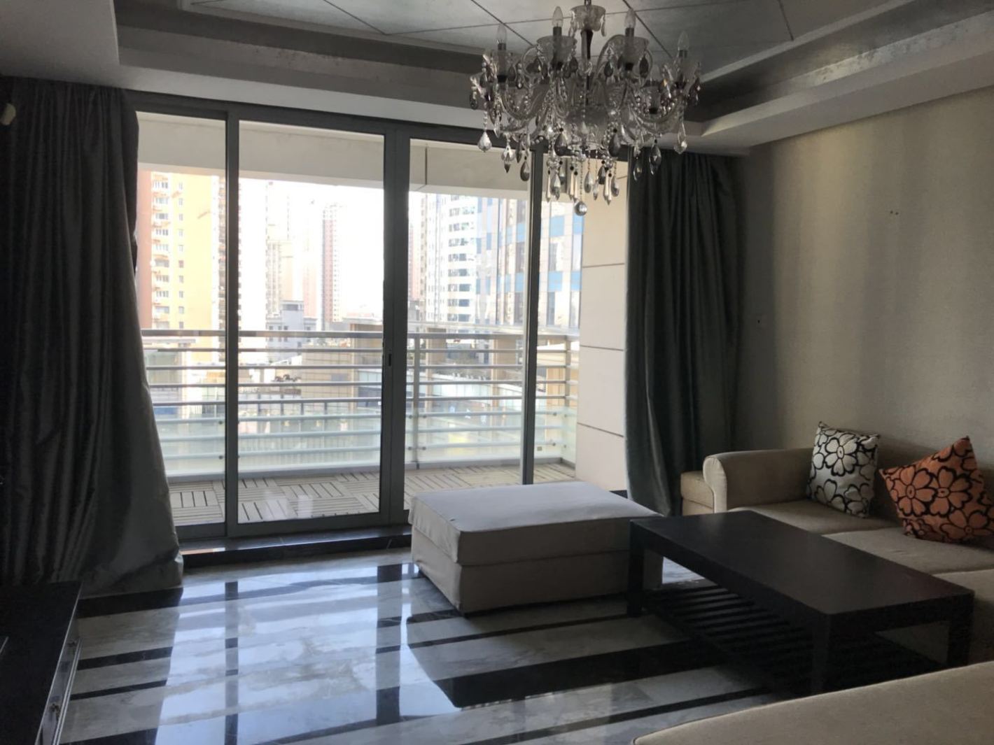 日月光伯爵居9号线地铁上盖 伯爵居122平 带装修带家具 看房方便