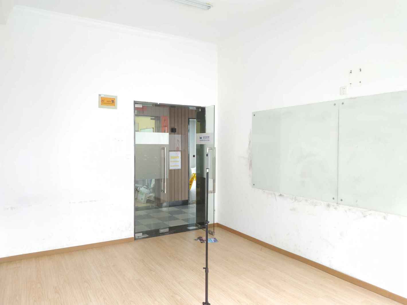 越界·X2创意空间二期58平米办公室出租-租金价格5.58元/m²/天