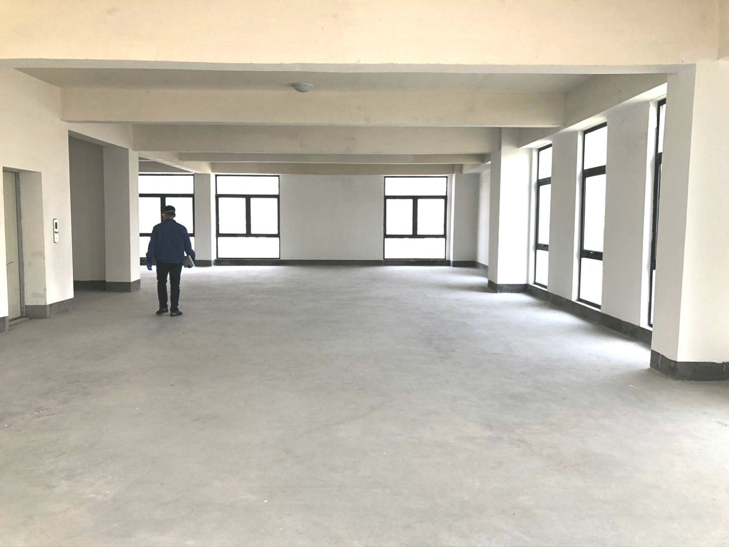 星月总部湾300平米办公室出租-租金价格2.84元/m²/天