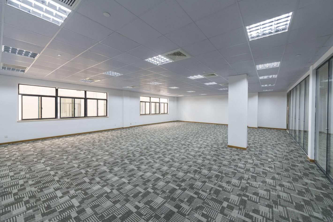 界龙总部园228平米办公室出租-租金价格4.06元/m²/天