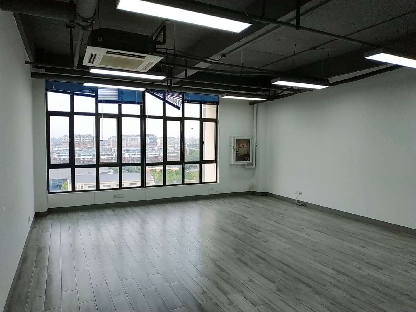 智慧湾科创园宝山 智慧湾科创园 86平米 中等装修