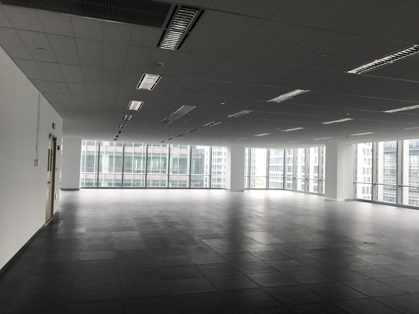 古北国际财富中心2876平米办公室出租-租金价格7.60元/m²/天