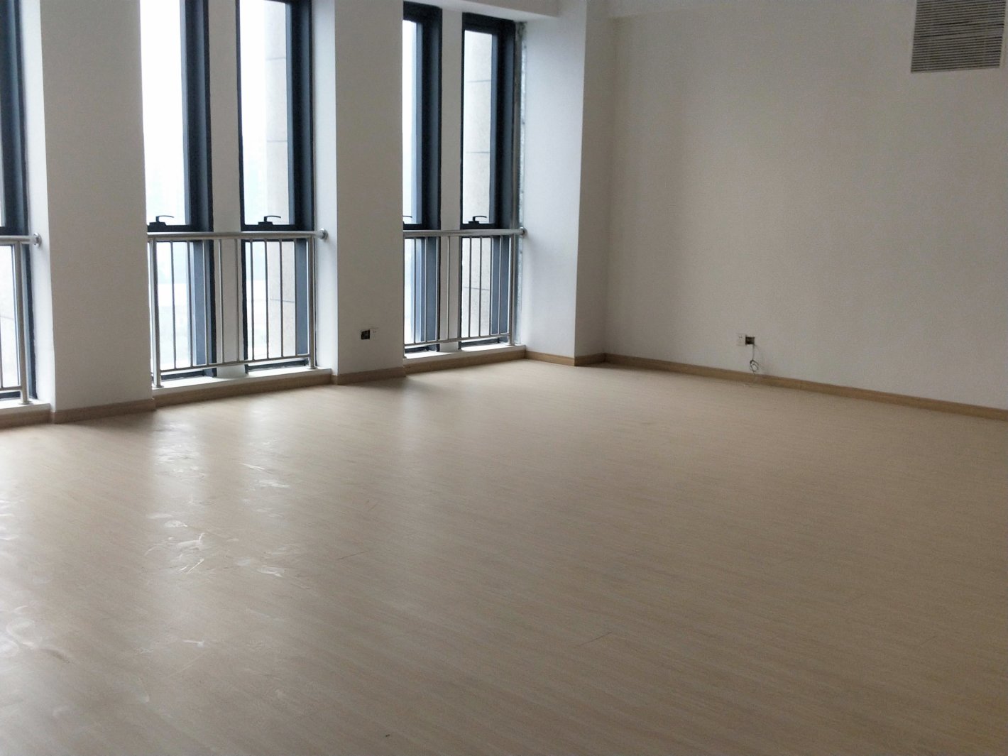 欧银集心大楼141平米办公室出租-租金价格2.94元/m²/天
