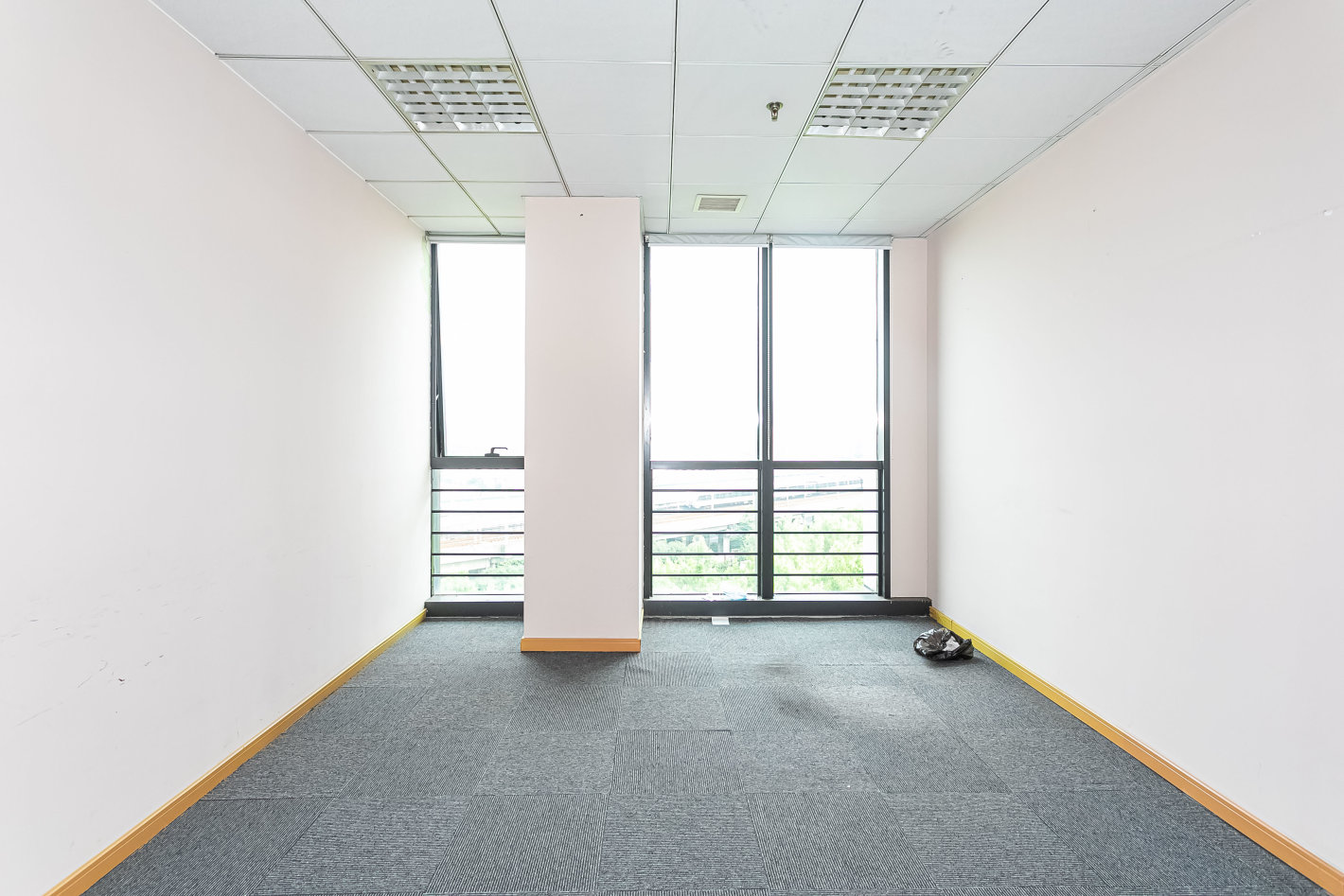 华滋奔腾大厦宝山 华滋奔腾大厦 239平米 中等装修