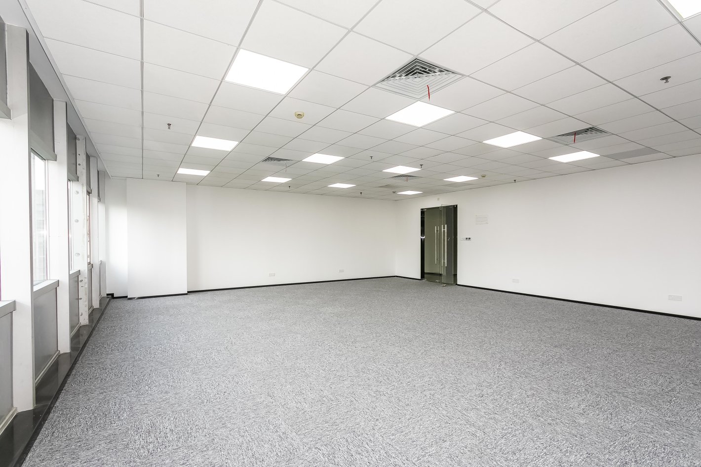 海亮大厦普陀区海亮大厦　精装修带家具　正对电梯