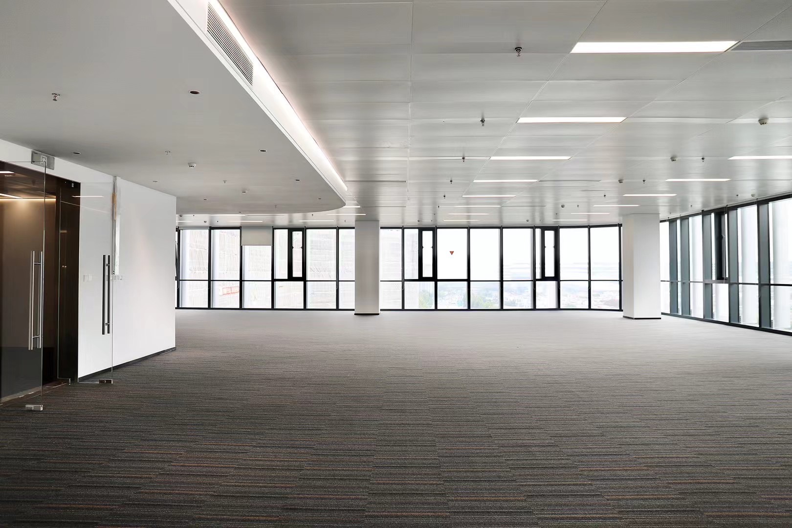 BU中心2300平米办公室出租-租金价格5.50元/m²/天