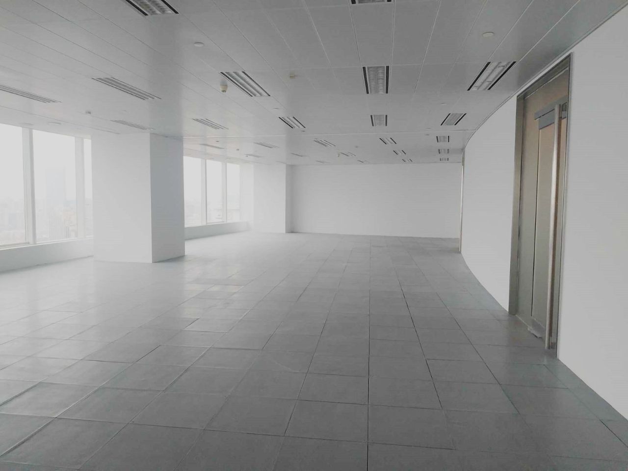 恒隆广场300平米办公室出租-租金价格9.50元/m²/天